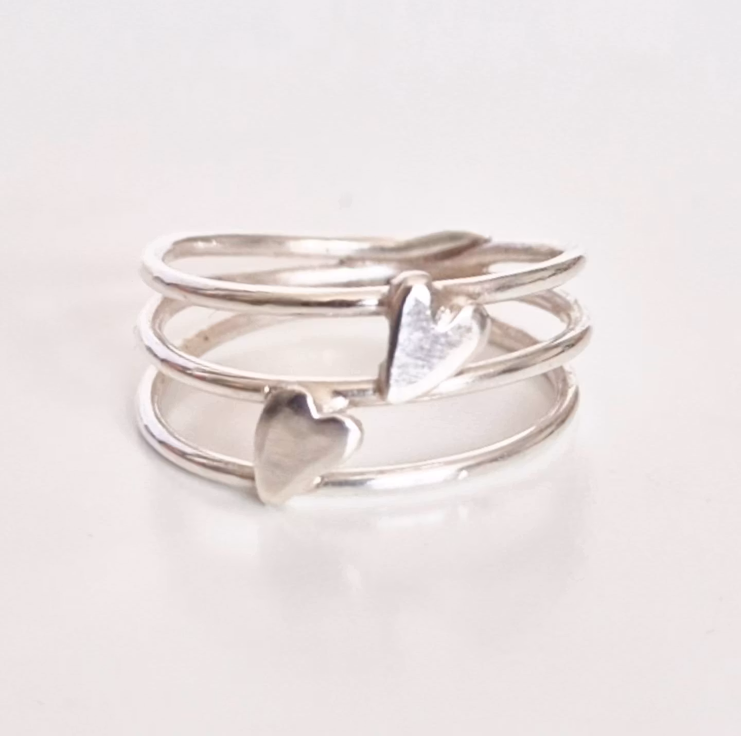 Duo Silver en vacker silverring med handsågade hjärtan