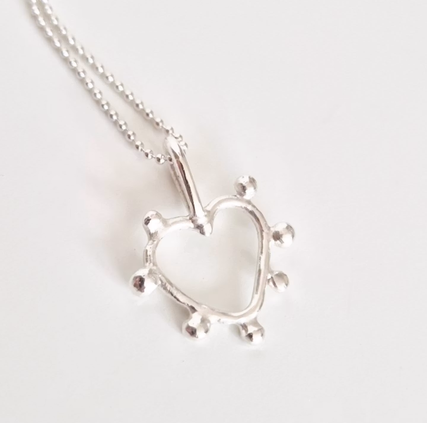 Silverdagg en fin hjärtansberlock med daggdroppar i silver