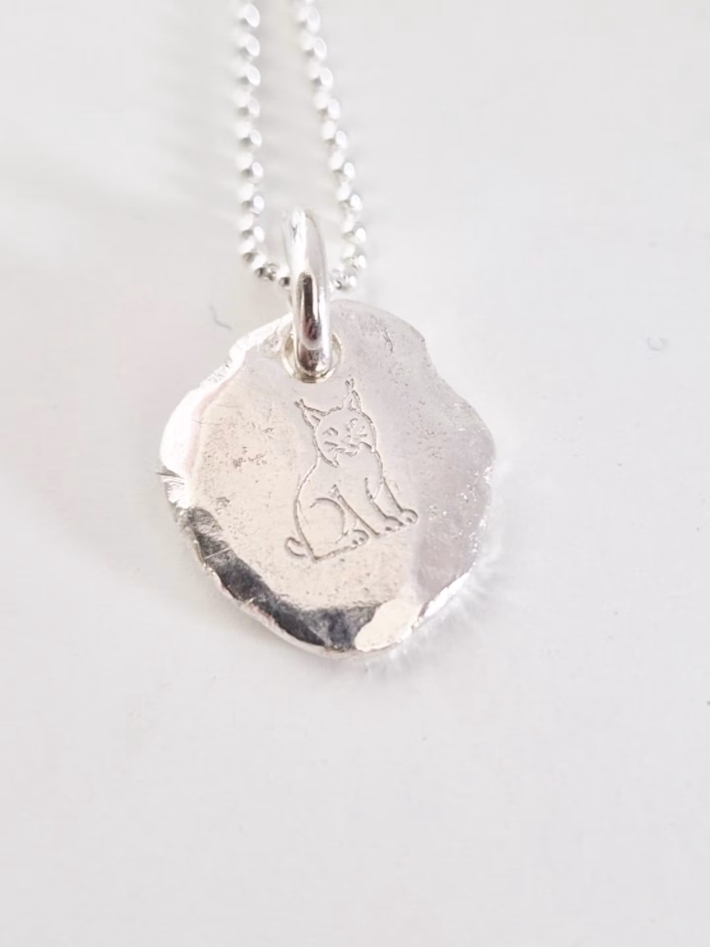 Lynx lodjuret i återbrukat silver