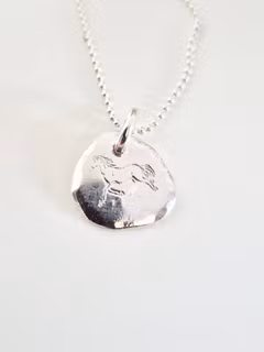 Häst på berlock av återbrukat silver