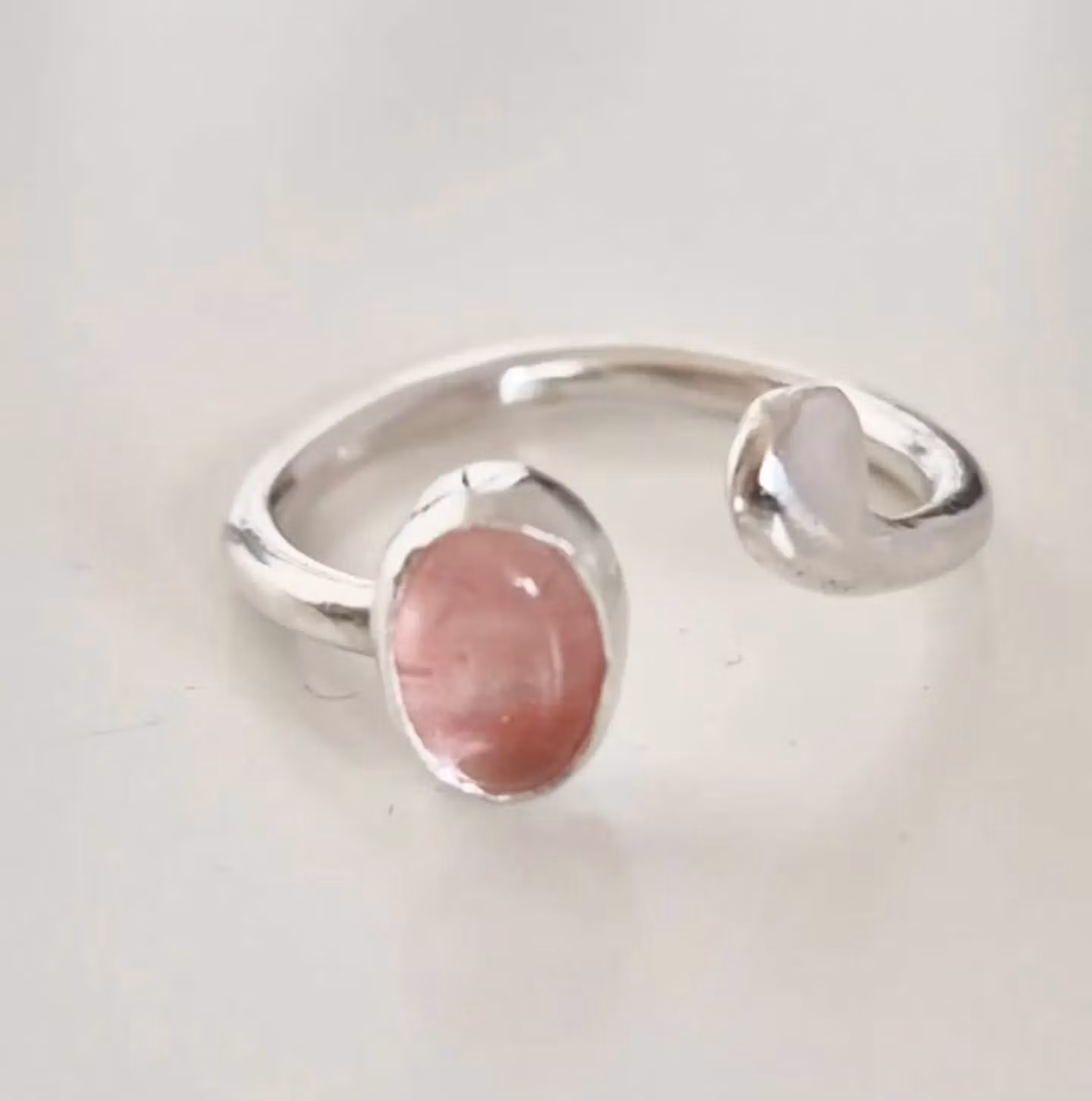 Candy öppen silverring med oval rosa sten