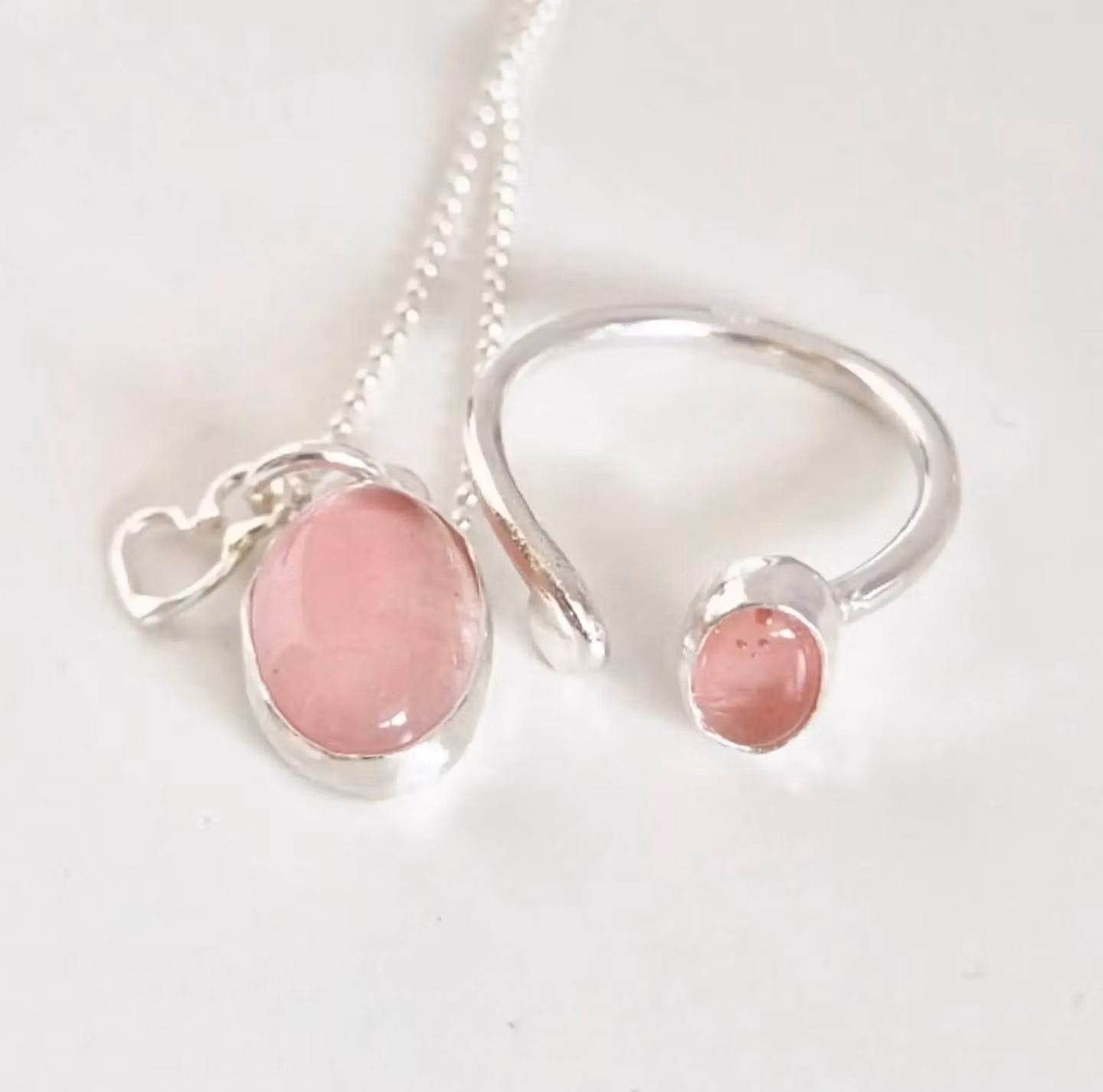 Candy öppen silverring med oval rosa sten