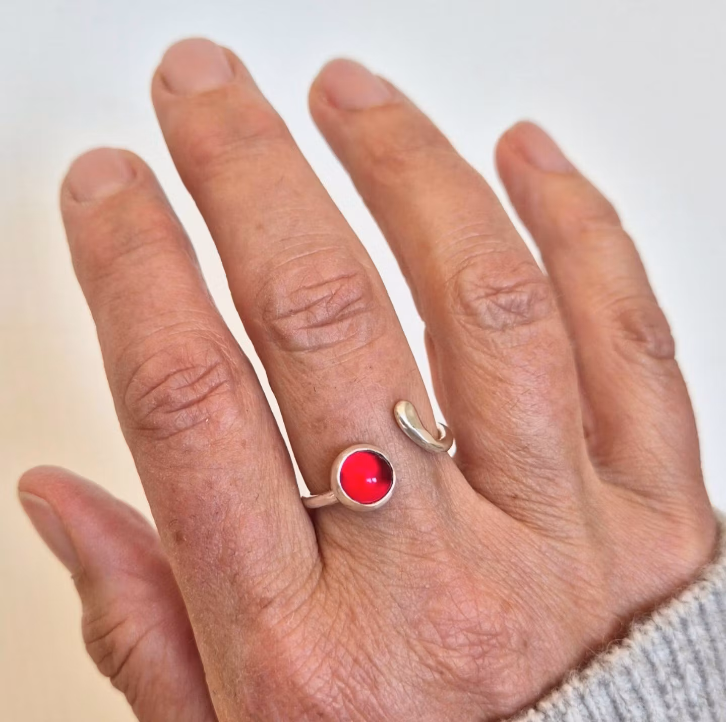 Candy öppen silverring med röd sten