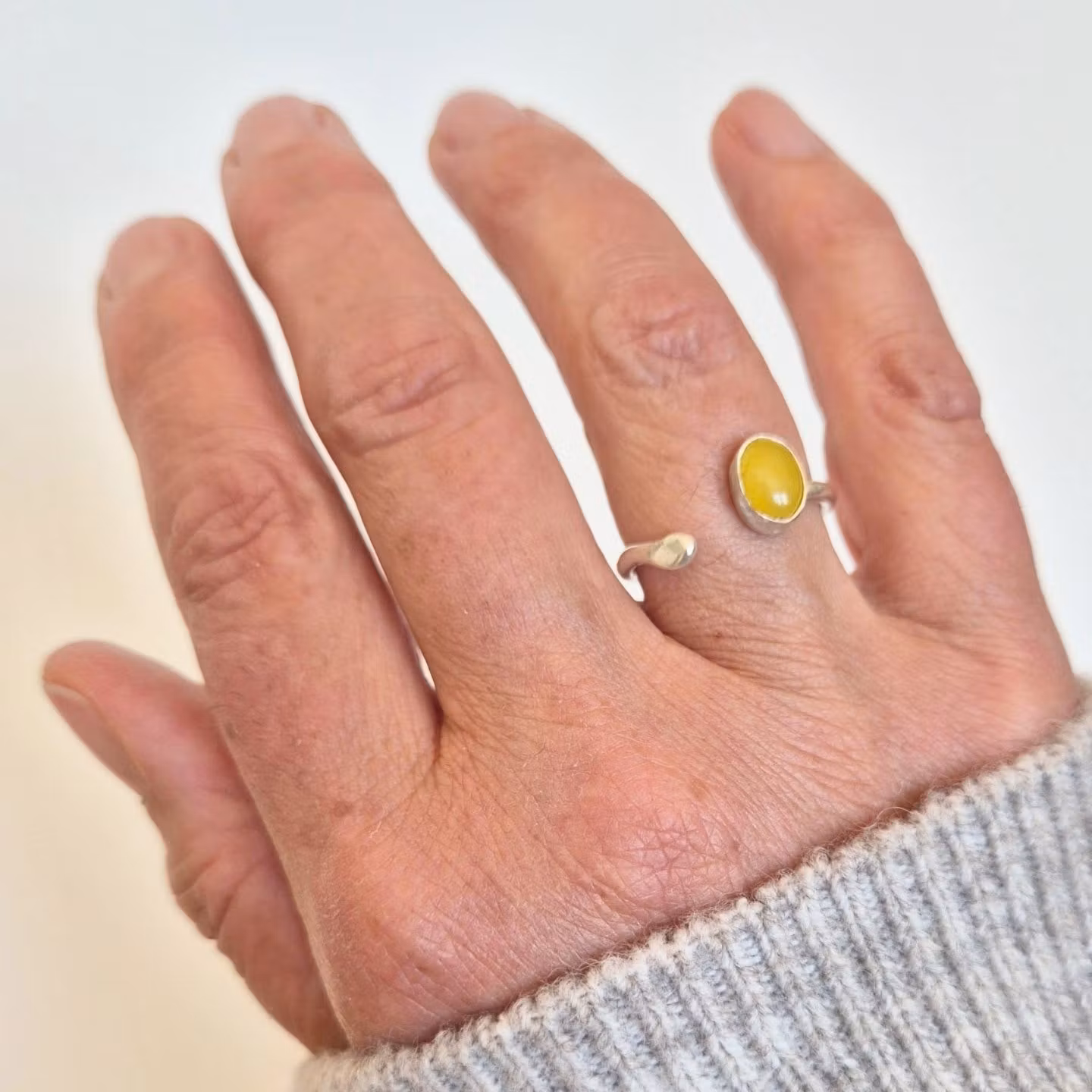 Candy öppen silverring med oval gul sten
