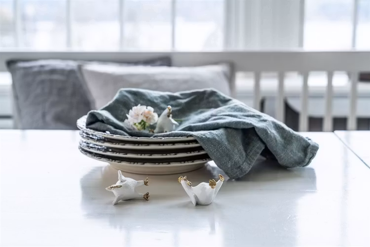 Hönan Ruth på sidan, vit/guld, H.4cm