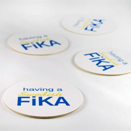 Glasunderlägg 4-p, Swedish Fika, vit/blå-gul text