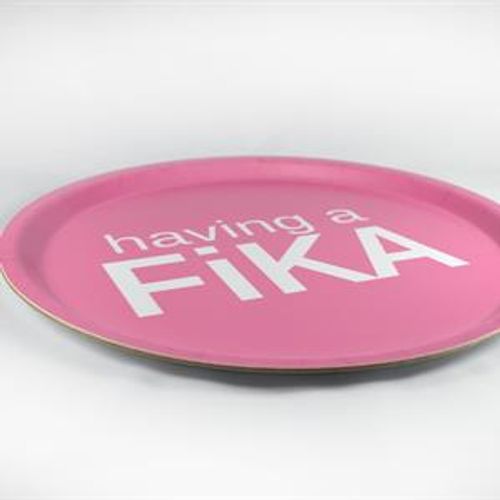 Bricka rund 31 cm, Having a Fika, rosa/vit text