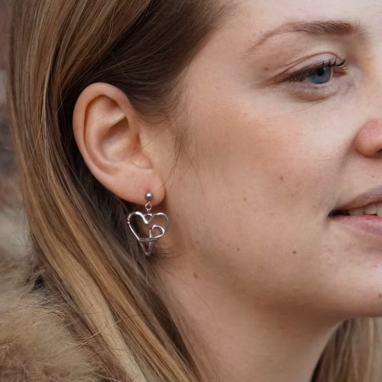 LOVE ÖRHÄNGEN FÖR BRÖSTCANCERFORSKNINGEN