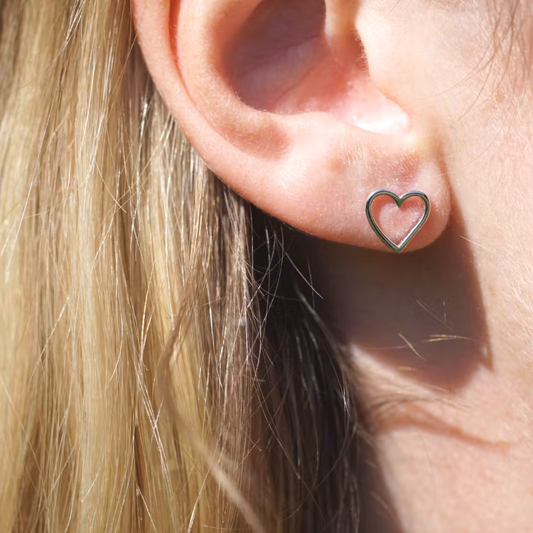 LOVE HEART ÖRHÄNGEN I 925 STERLING SILVER FÖR BRÖSTCANCERFORSKNINGEN