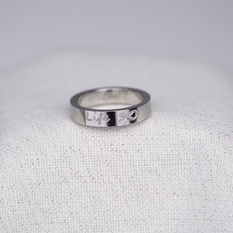 LIFE RING MED ROSETTEN INGRAVERAD FÖR BRÖSTCANCERFORSKNINGEN