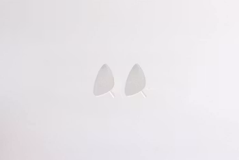 Dainty Pebble stud earrings silver | shiny finish