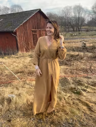 Klänning Monaco 100% linne lång ärm sand