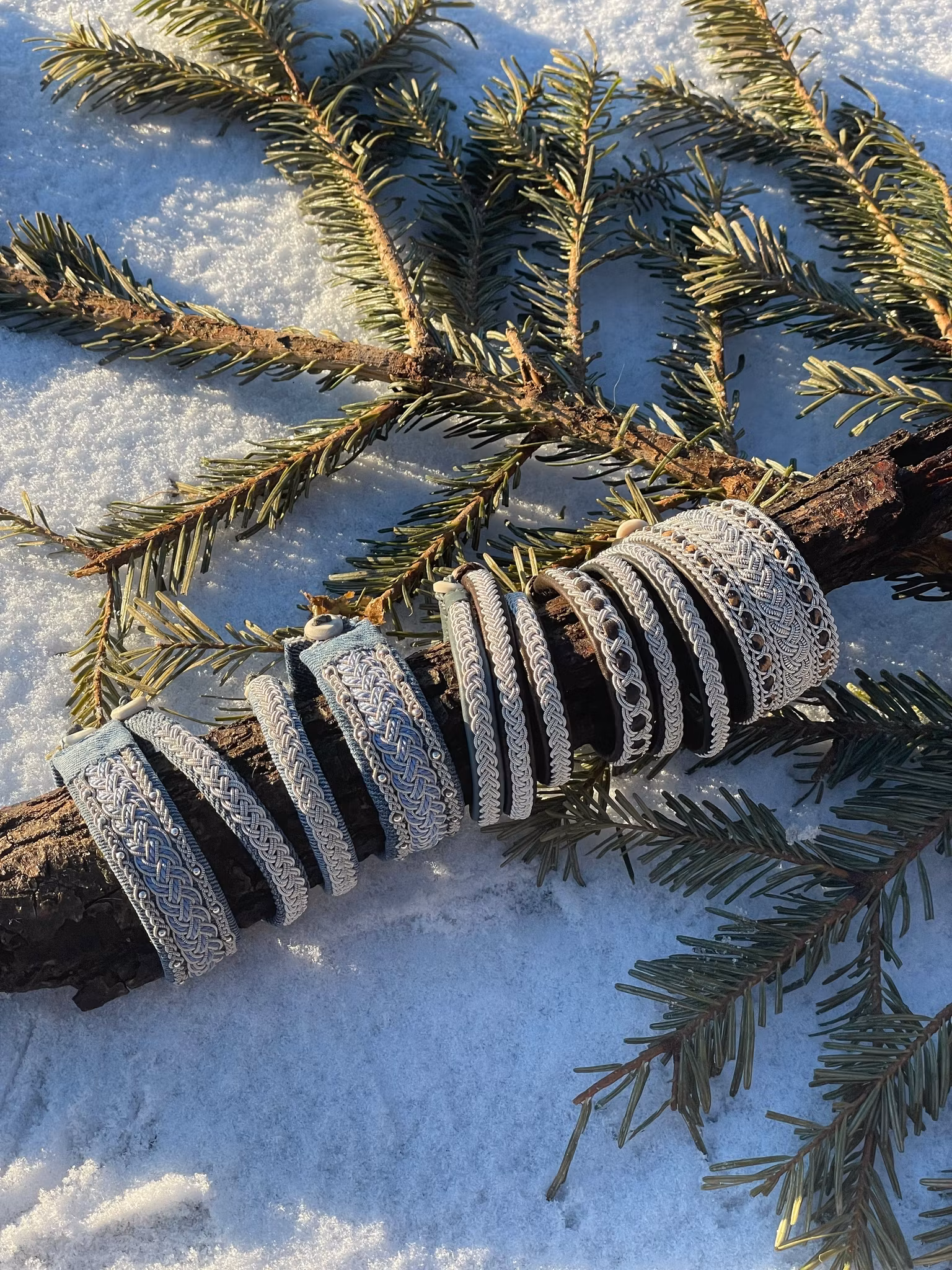 HANDSYDDA SAMISKA ARMBAND