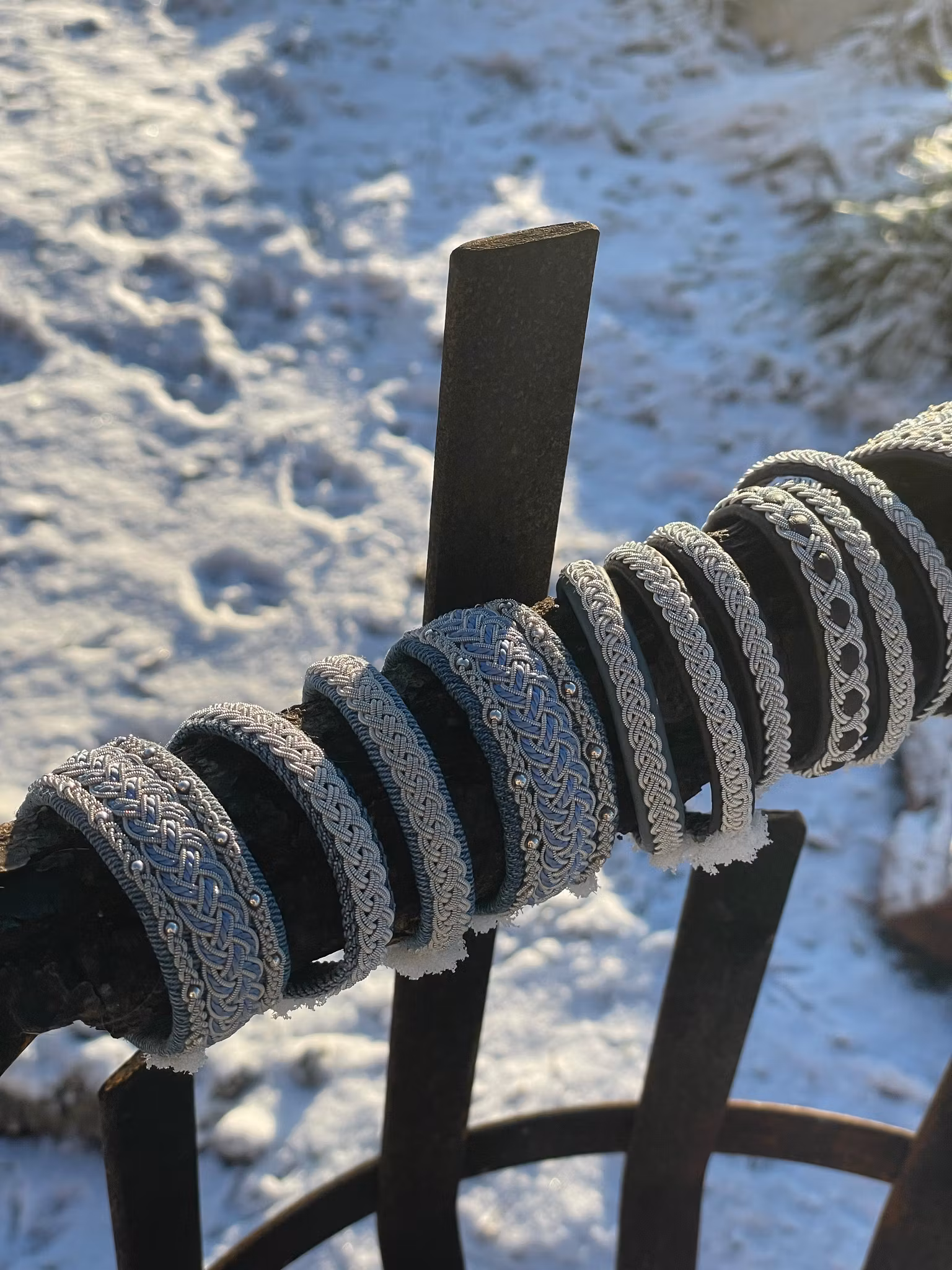 HANDSYDDA SAMISKA ARMBAND