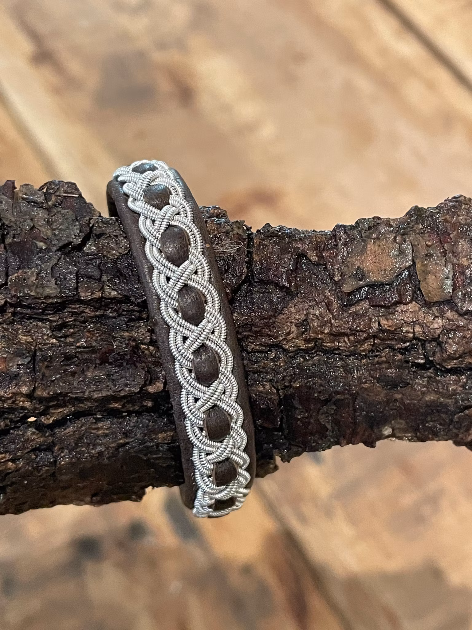 HANDSYDDA SAMISKA ARMBAND