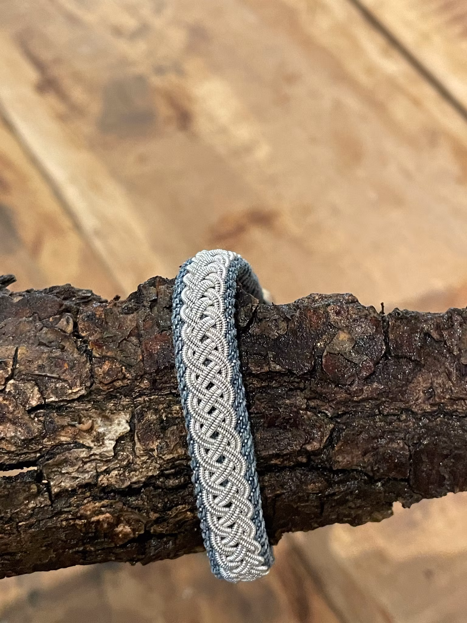HANDSYDDA SAMISKA ARMBAND