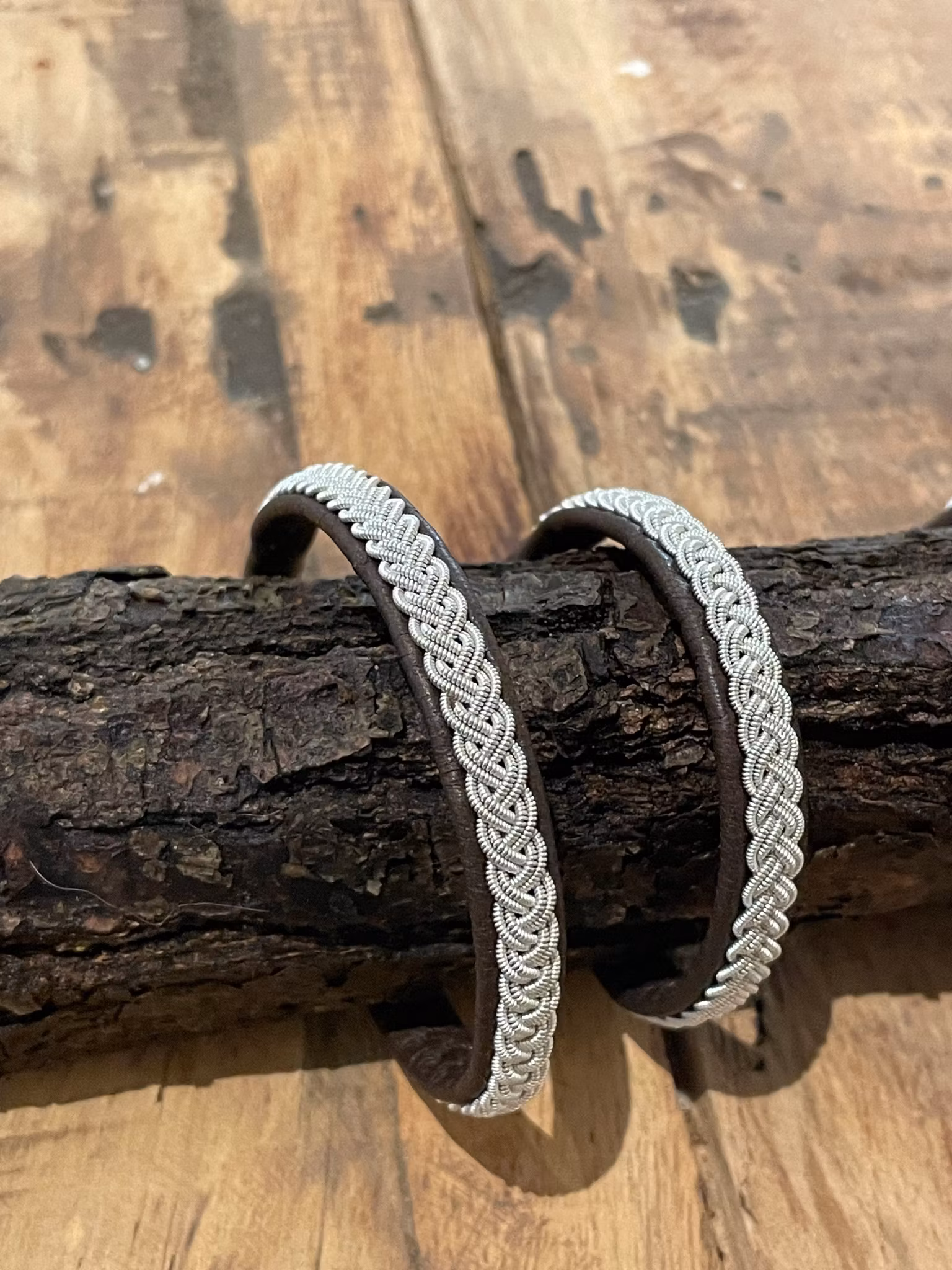 HANDSYDDA SAMISKA ARMBAND