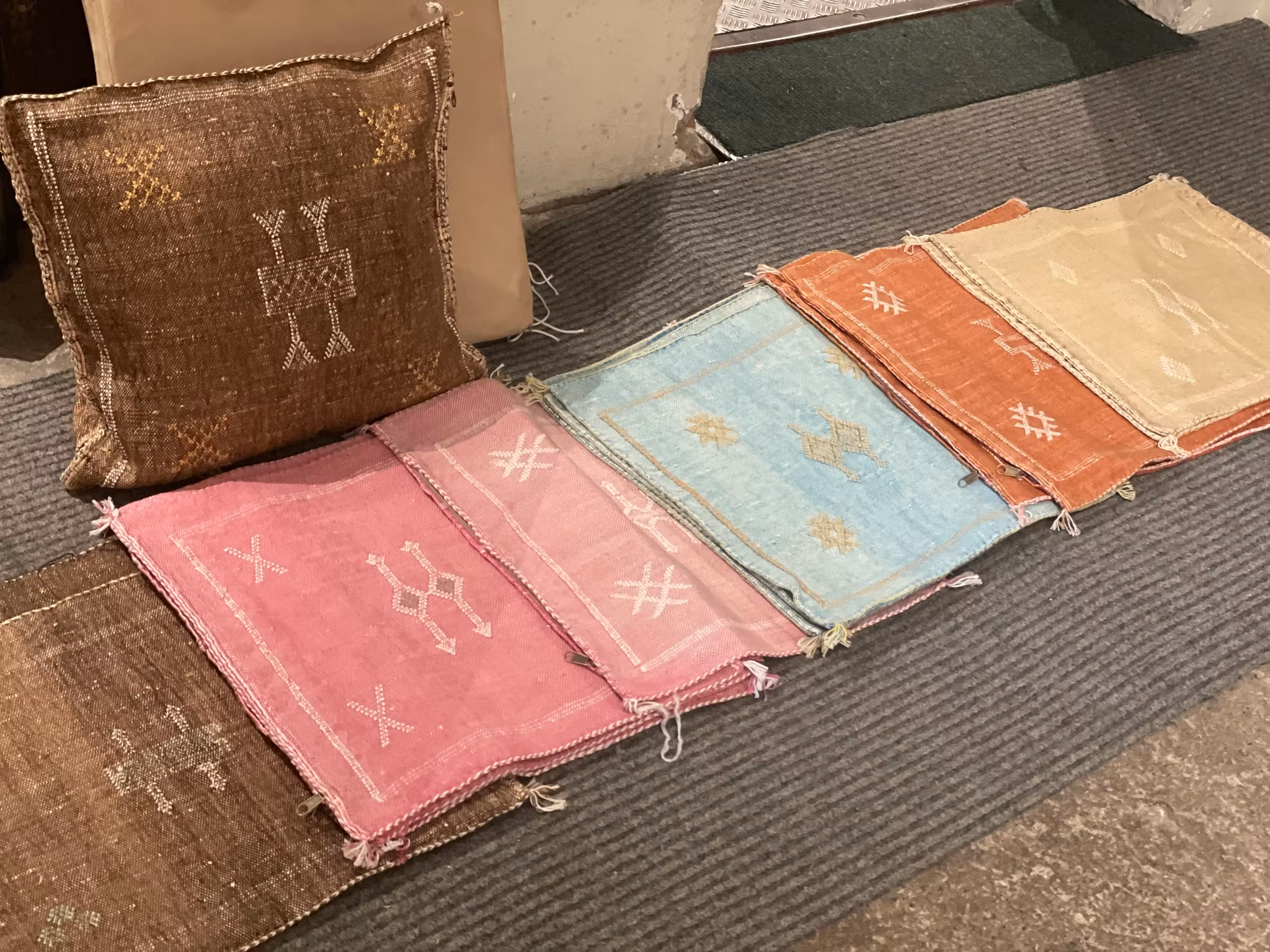 cactus silk kuddfodral Marocko rosa med vit brodering