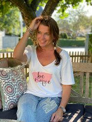 Djup V- ringad Be unique T-shirt