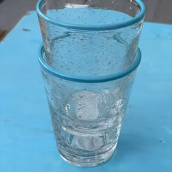 Glas med blå eller grön kant