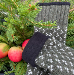 Silled wool mittens by Sirri