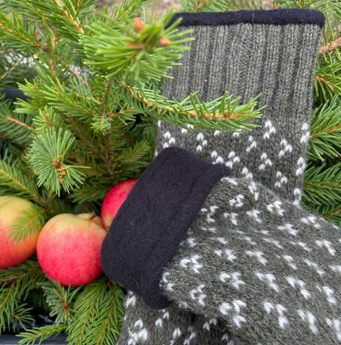 Silled wool mittens by Sirri