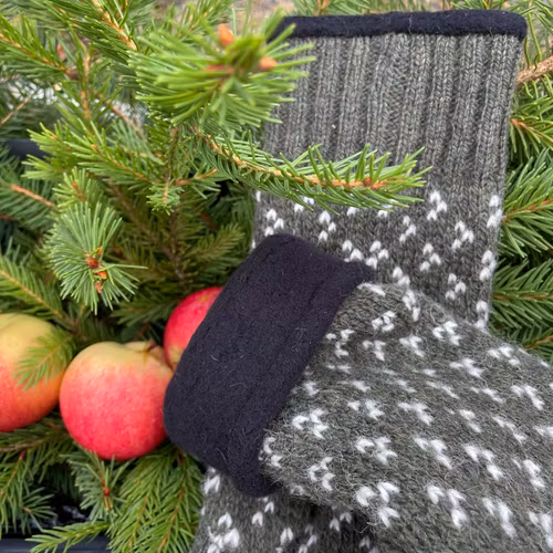 Silled wool mittens by Sirri