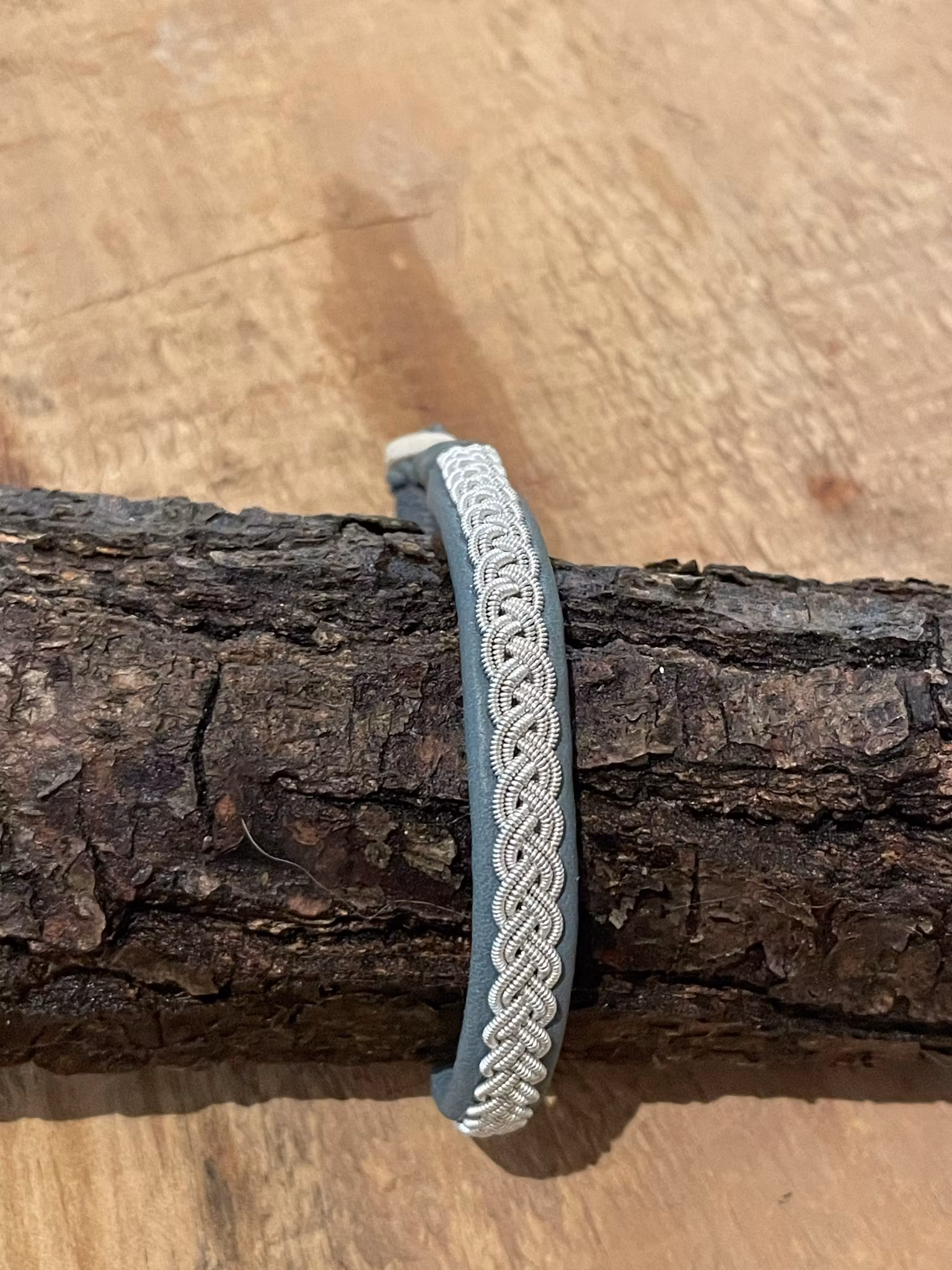 HANDSYDDA SAMISKA ARMBAND
