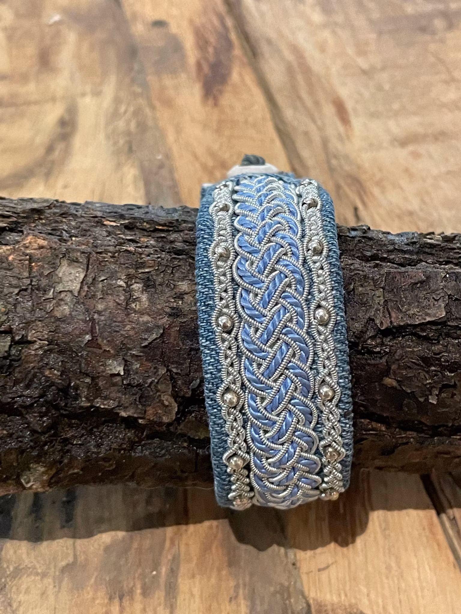 HANDSYDDA SAMISKA ARMBAND