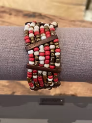 Armband med glaspärlor och trä