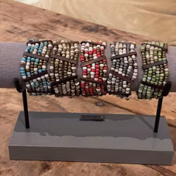 Armband med glaspärlor och trä