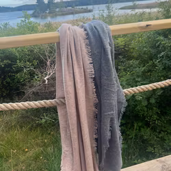 Sjal i merinoull och cashmere med fransade kanter