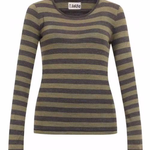 Fantastic fine knit top in 100% merino wool. Perfect for chilly days or to have at home in front of the fire. Perfect for styling with skirts and long coats. In our assortment, we also have merino wool shawls and ankle warmers in the same tone.