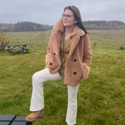 Fiona ullkappa kort ljusbrun