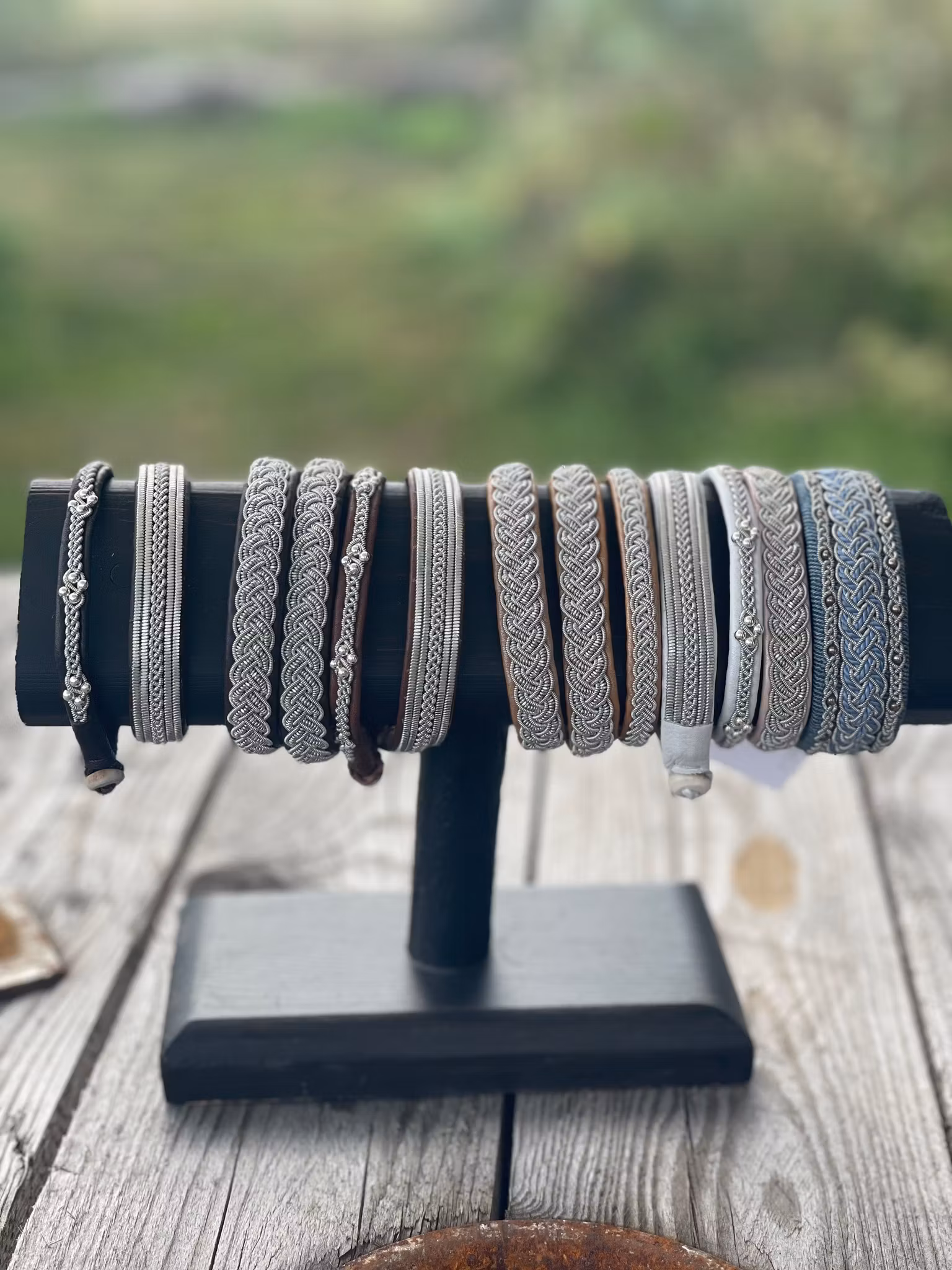 HANDSYDDA SAMISKA ARMBAND