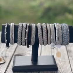 HANDSYDDA SAMISKA ARMBAND
