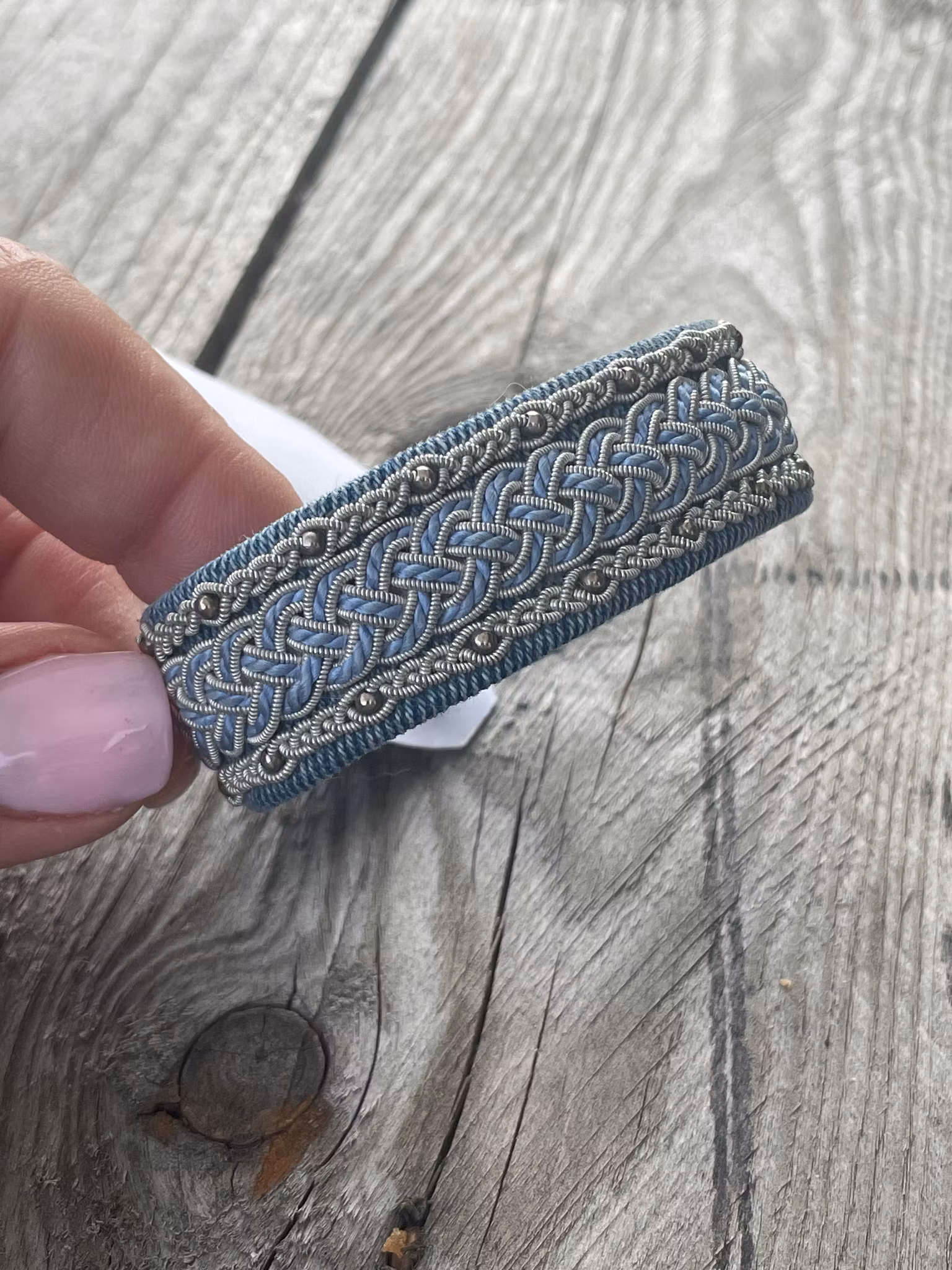HANDSYDDA SAMISKA ARMBAND