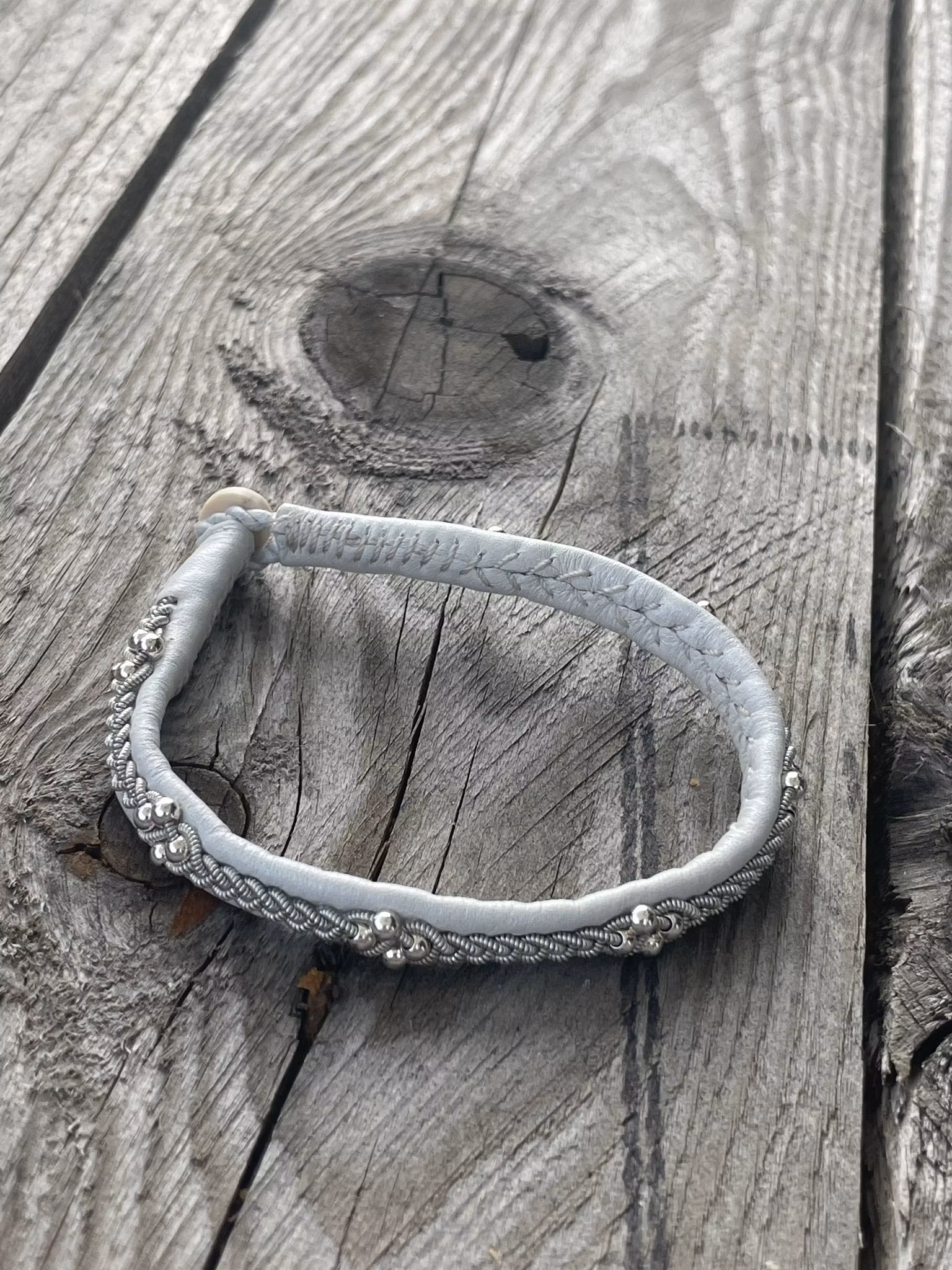 HANDSYDDA SAMISKA ARMBAND