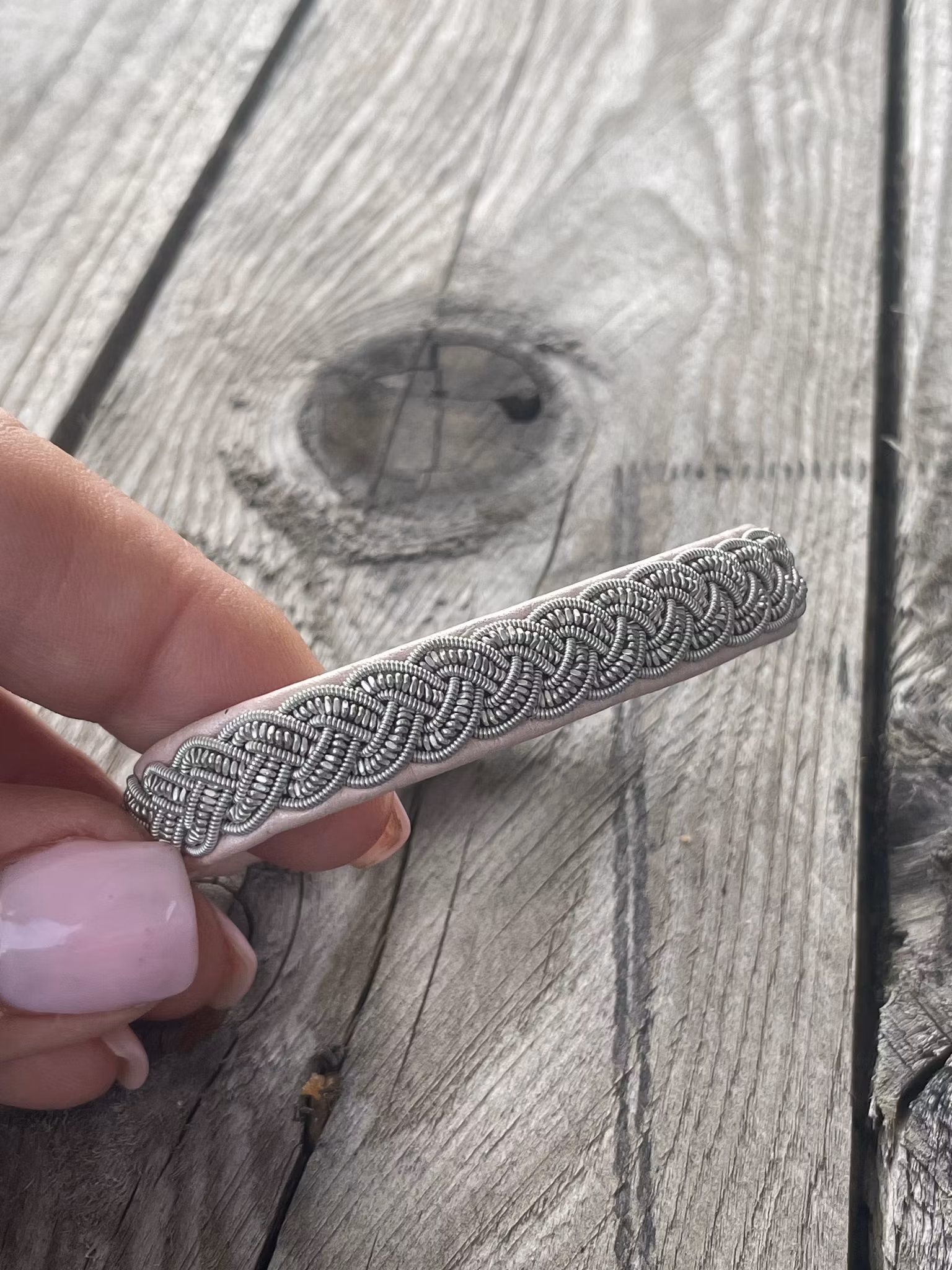 HANDSYDDA SAMISKA ARMBAND