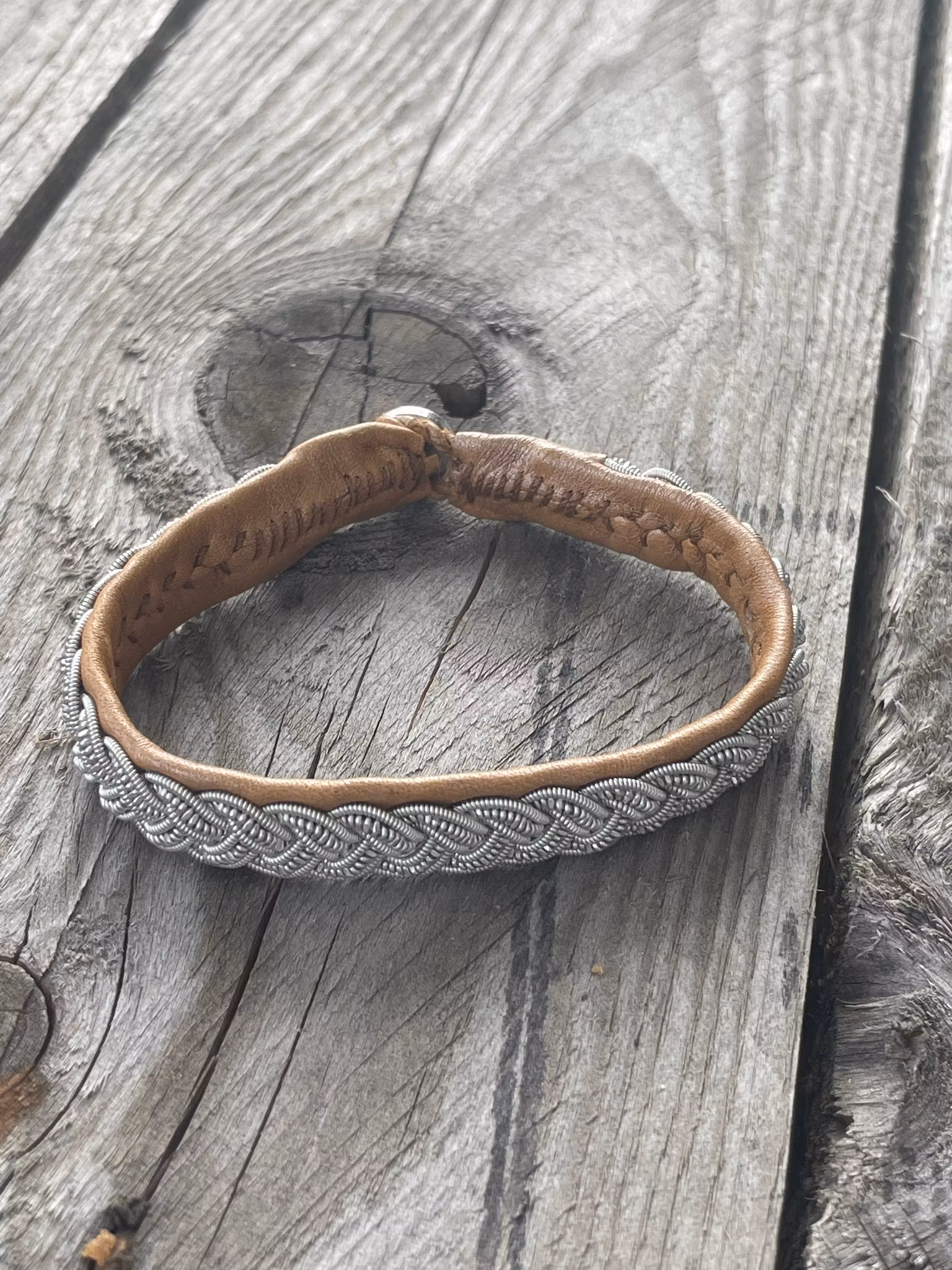 HANDSYDDA SAMISKA ARMBAND