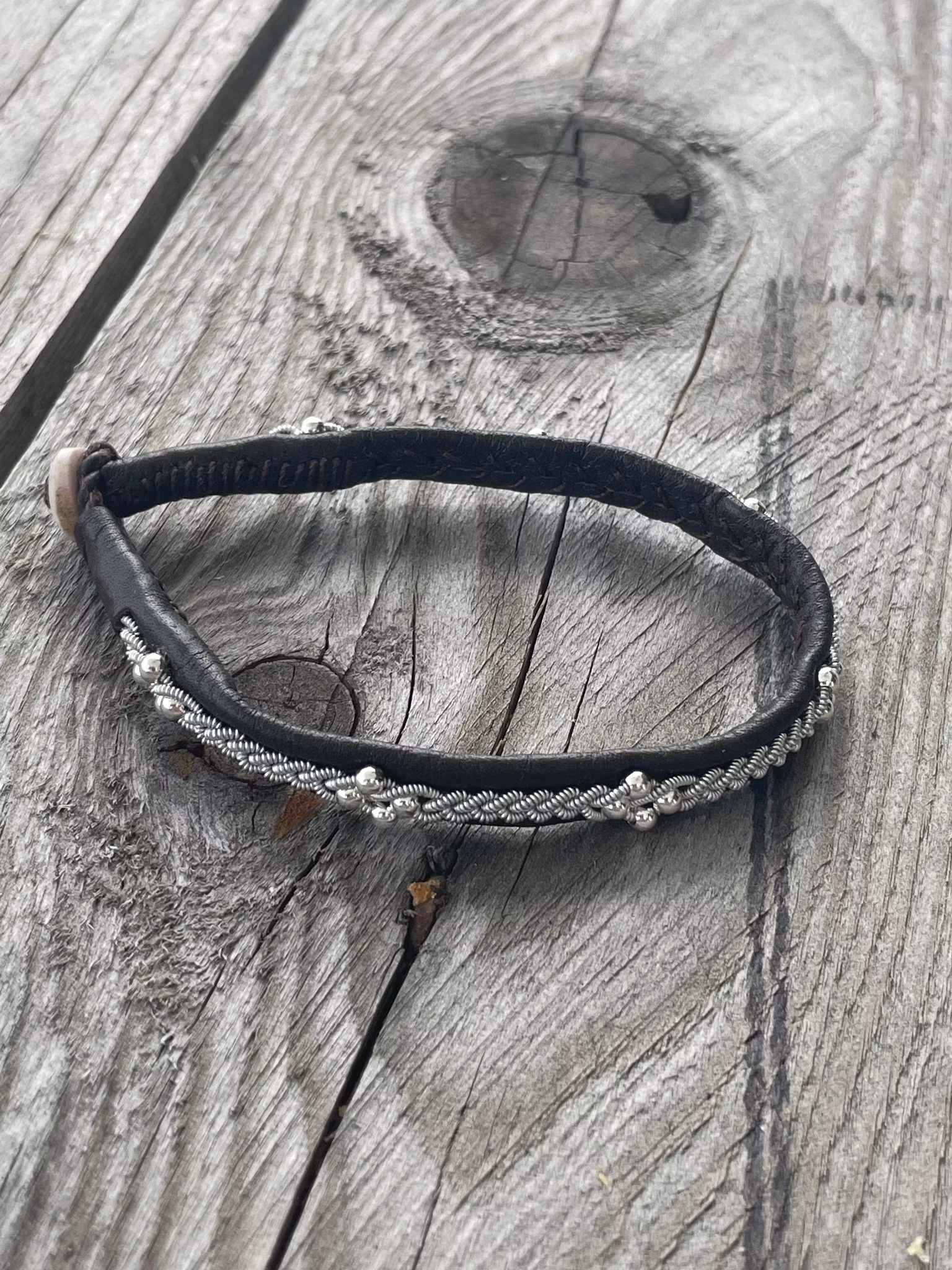HANDSYDDA SAMISKA ARMBAND