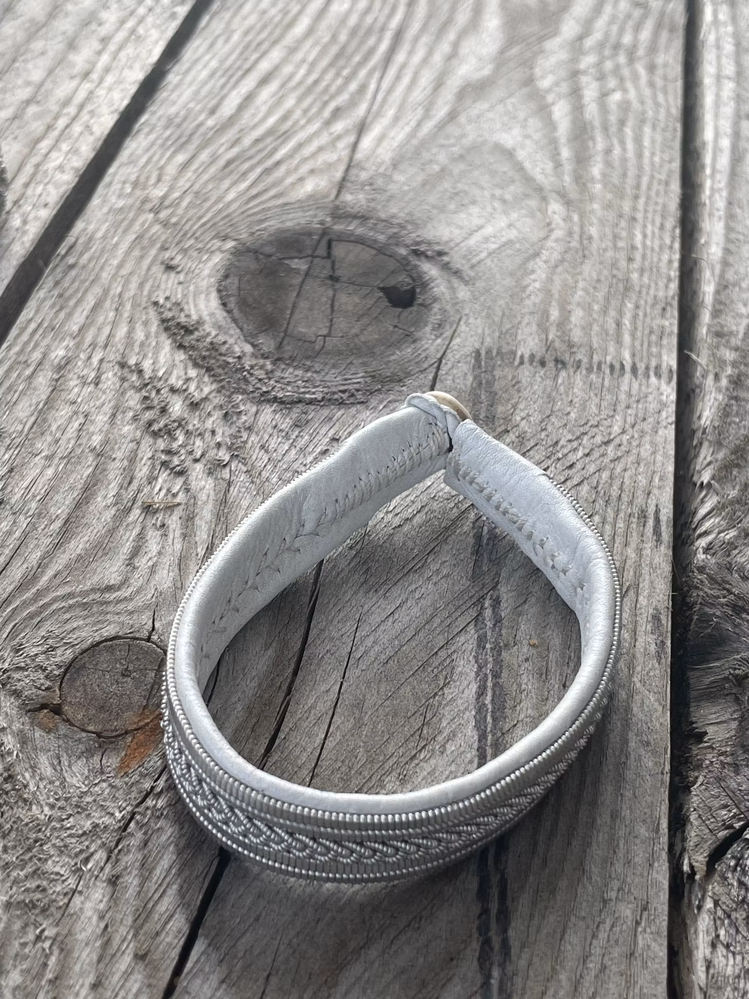 HANDSYDDA SAMISKA ARMBAND