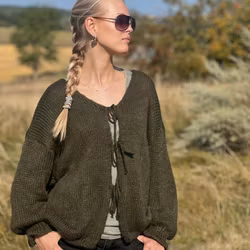 Cherry stickad cardigan army