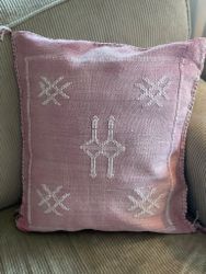 cactus silk kuddfodral Marocko rosa med vit brodering