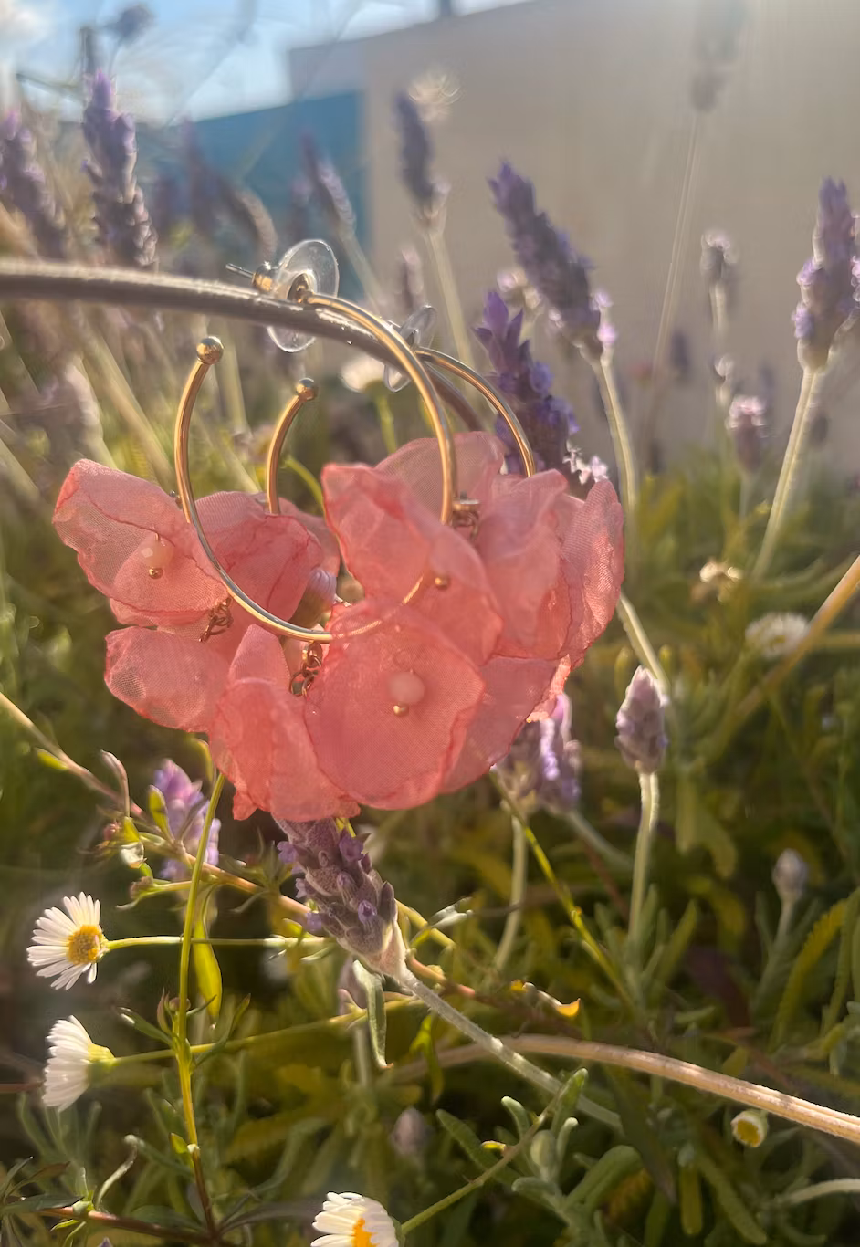 Örhängen med somriga tygblommor