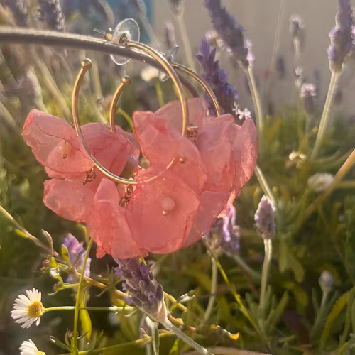 Örhängen med somriga tygblommor