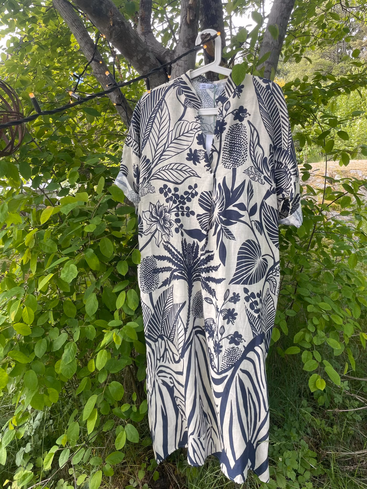 Sommarbris – Linneklänning med Botaniskt Mönster