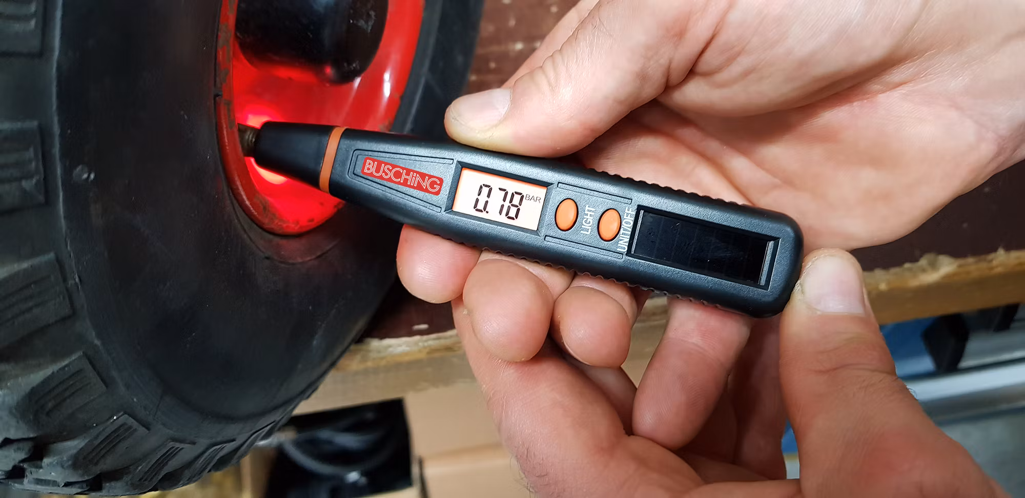 Digital däcktrycksmätare