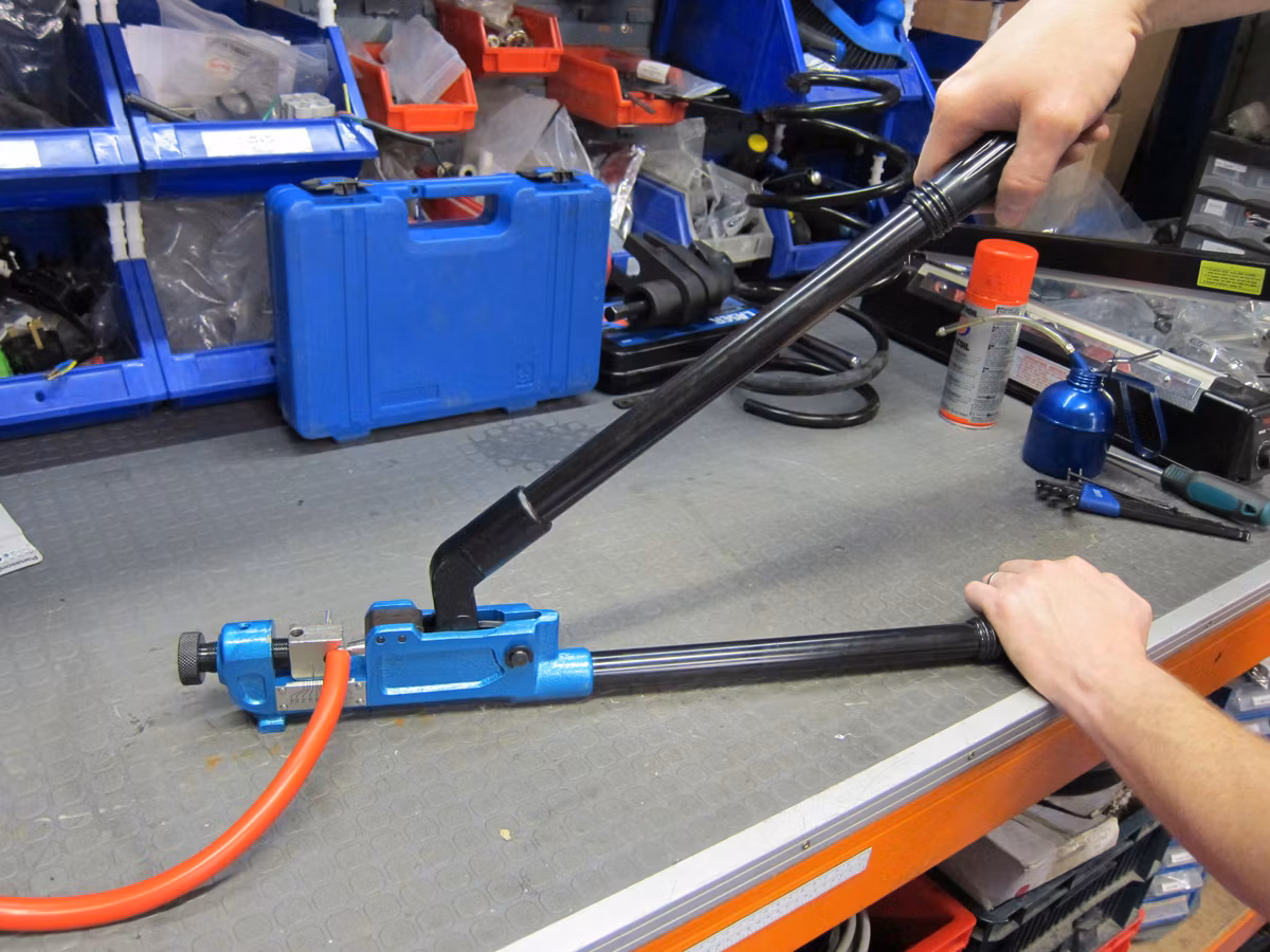 Crimpverktyg för batteripol