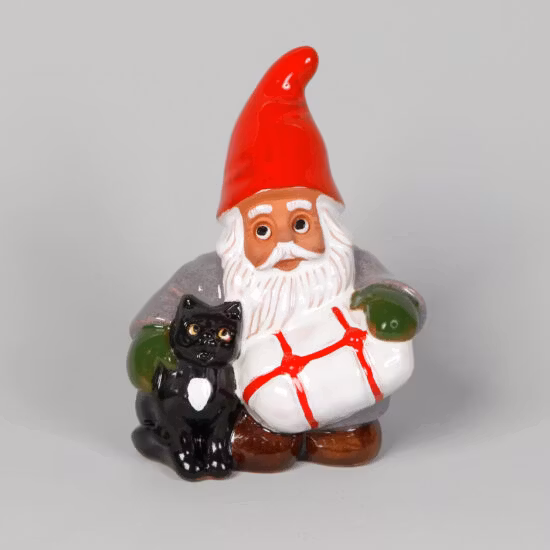 Tomte med Julpaket och Misan